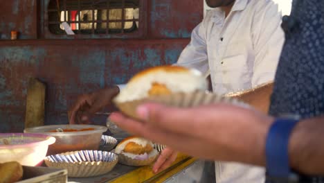 Pequeño-Restaurante-Independiente-Al-Lado-De-La-Calle-Que-Vende-Comida-Callejera-Sabrosa-Y-Picante-Vada-Pav-Al-Cliente