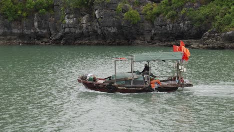 Vintage-Holzschrottboot-In-Der-Meereslandschaft-Der-Ha-long-Bucht-In-Vietnam