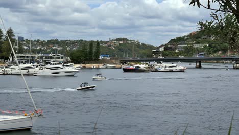 Un-Día-Típico-En-Una-Sección-De-La-Serena-Playa-De-Clotarf-En-El-Norte-De-Sydney,-Nueva-Gales-Del-Sur,-Australia,-Mostrando-Sus-Aguas-Tranquilas-Y-Los-Barcos-Residentes.