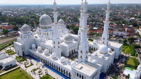 Established-Aerial-View-of-Sheikh-Zayed-Grand-Mosque,-Surakarta,-Central-Java,-Indonesia