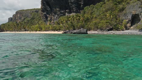 Einsamer-Strand-Von-Playa-Fronton-Vom-Boot-Aus-Gesehen,-Samana-In-Der-Dominikanischen-Republik