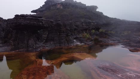 Natürliche-Whirlpools-Im-Nebel-Des-Nationalparks-Tepui-Roraima