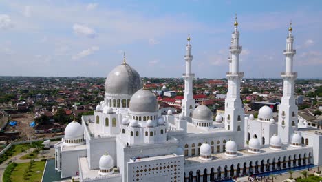 Luftaufnahme-Der-Großen-Scheich-Zayid-Moschee,-Nachbildung-Der-Großen-Scheich-Zayid-Moschee-In-Abu-Dhabi,-Vereinigte-Arabische-Emirate