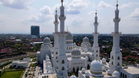 Vista-Aérea-De-La-Gran-Mezquita-Sheikh-Zayed,-Solo,-Java-Central,-Indonesia