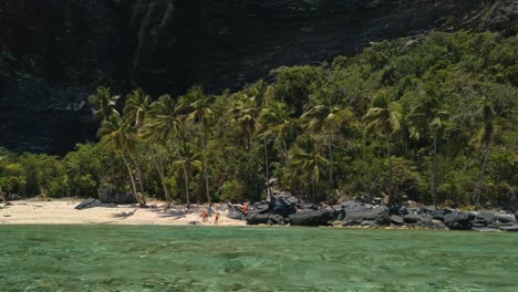 Gente-Relajándose-En-La-Playa-De-Arena-Tropical-Y-Exótica-De-Playa-Frontón,-República-Dominicana