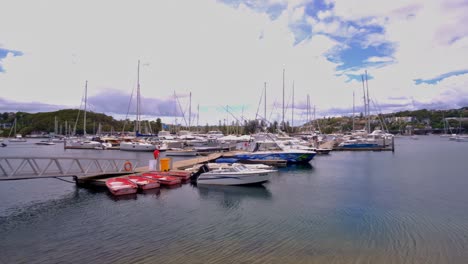 Un-Día-Típico-En-Una-Sección-De-La-Serena-Playa-De-Clotarf-En-El-Norte-De-Sydney,-Nueva-Gales-Del-Sur,-Australia,-Mostrando-Sus-Aguas-Tranquilas-Y-Los-Barcos-Residentes.