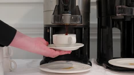 Kaffee,-Der-Aus-Einer-Kaffeemaschine-In-Einem-Geschäft-In-Eine-Tasse-Gegossen-Wird