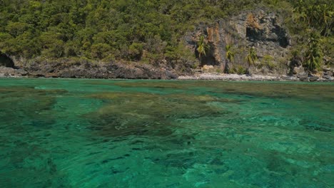 Atemberaubendes-Smaragdgrünes-Meerwasser-Und-Tropischer-Und-Exotischer-Felsstrand-Von-Playa-Fronton,-Dominikanische-Republik