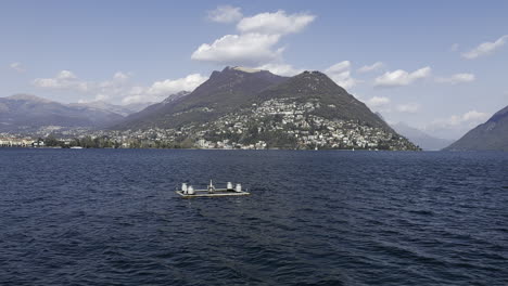 Vista-Estática-De-La-Plataforma-En-Medio-Del-Lago-De-Lugano