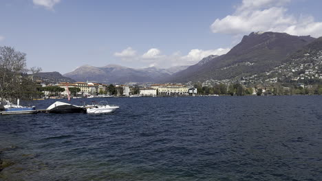 Vista-Estática-De-Lugano-Desde-La-Orilla-Con-Los-Barcos-Amarrados