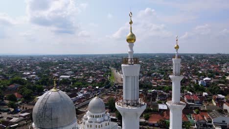 Aerial-view-of-Minaret-of-Sheikh-Zayed-Grand-Mosque-against-cloudy-sky,-Solo,-Central-Java,-Indonesia