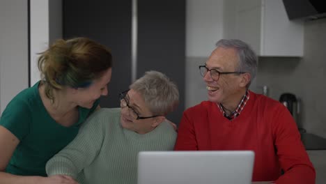 Daughter-and-senior-parents-together-bonding-in-front-the-laptop,-slow-motion