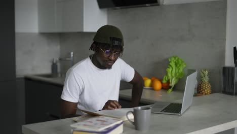 Fokussierter-Afrikanischer-Schwarzer-Männlicher-Student-Mit-Laptop,-Bereiten-Sie-Sich-Auf-Die-Testprüfung-Vor