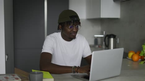 Estudiante-Negro-Africano-Enfocado-Usando-Una-Computadora-Portátil,-Escribiendo-En-El-Teclado