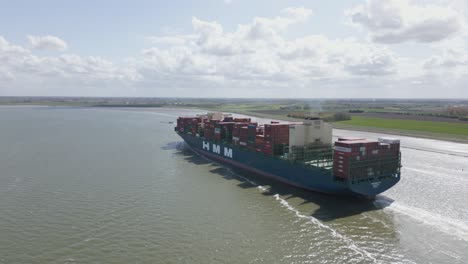 Rückwärtsfliegende-Luftaufnahme-Eines-Beladenen-Hmm-Containerschiffs,-Das-Vor-Der-Niederländischen-Küste-Segelt