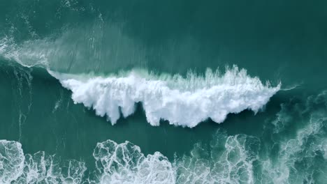 Weiße-Wellen-Im-Tiefblauen-Ozean-In-Nazare,-Portugal