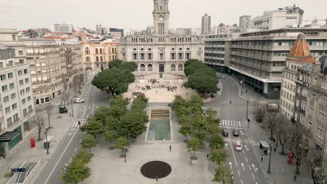 Plaza-Del-Pueblo-Y-Ayuntamiento-De-Porto-Con-Torre-Del-Reloj-En-Porto,-Portugal