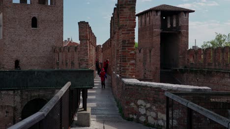 Travelers-On-The-Red-Brick-Old-Castle-In-Verona,-Northern-Italy