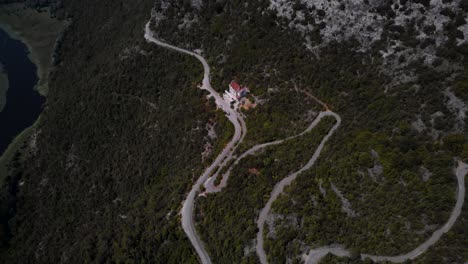 Camino-Serpenteante-Alrededor-Del-Punto-De-Vista-De-Pavlova-Strana-Del-Parque-Nacional-Del-Lago-Skadar-En-Montenegro