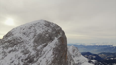 Luftaufnahme-Des-Schneebedeckten-Berggipfels-Des-Großen-Sass-De-Putia-Mit-Epischer-Landschaft-Im-Hintergrund