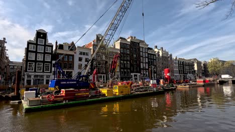 Schwimmender-Lastkahnkran-Am-Amsterdamer-Kanal-Für-Kanalverstärkungsarbeiten