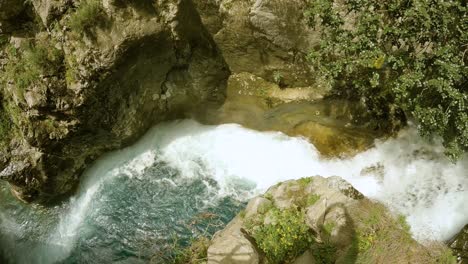 Agua-Que-Cae-En-Cascada-Por-Las-Rocas-Con-Una-Exuberante-Vegetación-En-La-Cascada-Del-Cañón-Sapadere-En-Alanya,-Turquía
