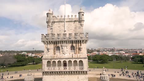 Langsame,-Aufschlussreiche-Aufnahme-Von-Touristen,-Die-Den-Berühmten-Torre-De-Belém-In-Lissabon-Bewundern