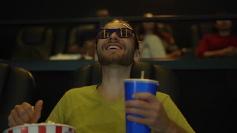 Ein-Mann-Mit-3D-Brille-Schaut-Sich-Im-Kino-Einen-Comedy-Film-An-Und-Trinkt-Popcorn