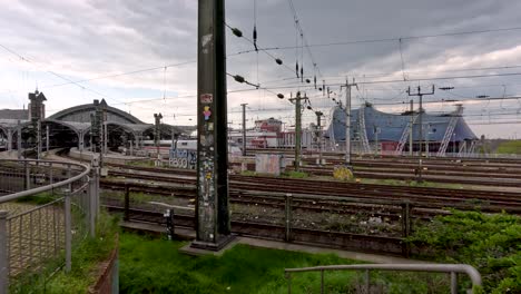 Tren-De-Hielo-Alemán-Llegando-A-La-Estación-Central-De-Colonia-Visto-Desde-Heinrich-Boll-Platz