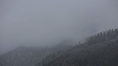 Niebla,-Niebla-Y-Nubes-En-Una-Colina-De-Montaña