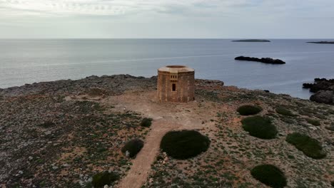 Antigua-Torre-De-Defensa-Española-En-Una-Colina-En-Menorca