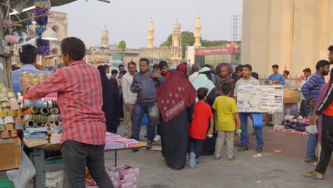 Indian-street-vendors-selling-cheap-goods,-bangles,-and-jewellery-outside-the-famous-monument-of-Charminar