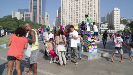 Familientag-In-Praca-Maua,-Im-Zentrum-Von-Rio-De-Janeiro,-Brasilien,-An-Einem-Sonntagnachmittag