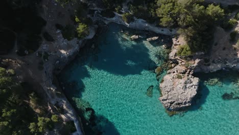 Verstecktes-Juwel,-Gefunden-Auf-Einem-Wanderweg-Entlang-Der-Küste-Menorcas-Mit-Kristallklarem,-Blauem-Wasser