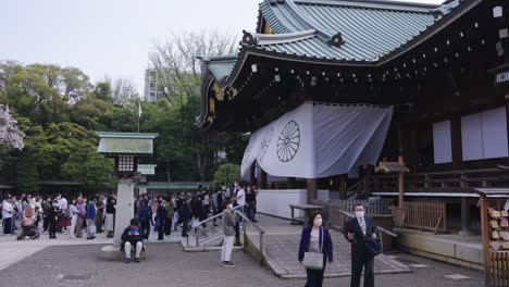 Yasukuni-Shrine-Main-Hall,-Japanese-People-Paying-Respect-in-Spring