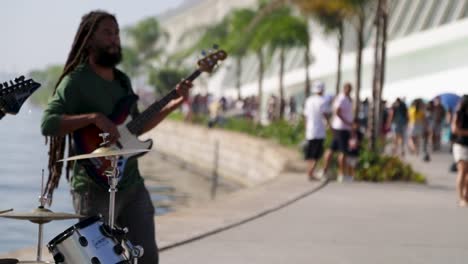 El-Hombre-Toca-La-Guitarra-En-Praca-Maua-En-El-Centro-De-Río-De-Janeiro,-Brasil.