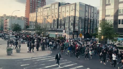 Toma-De-Timelapse-De-Manifestantes-De-Black-Lives-Matter-Marchando-Por-La-Calle-En-Williamsburg,-Nueva-York