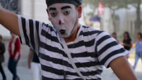 Mime-artist-at-Praca-Maua,-in-the-center-of-Rio-de-Janeiro,-Brazil,-on-a-Sunday-afternoon