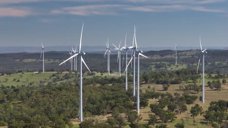 Drone-De-Cámara-Lenta-4k-Sobre-Altas-Turbinas-Eólicas-De-Energía-Renovable-Girando-Sobre-El-Campo-Rural-En-Australia,-Cámara-Lenta