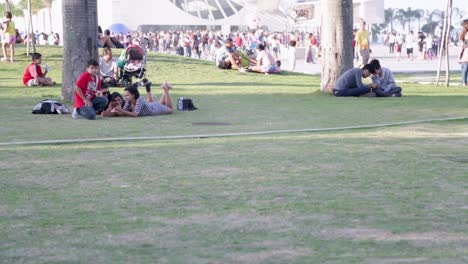 Gente-Descansando-Frente-Al-Museo-Del-Mañana,-El-Museo-Del-Mañana,-En-La-Plaza-Maua,-En-Río-De-Janeiro,-Brasil