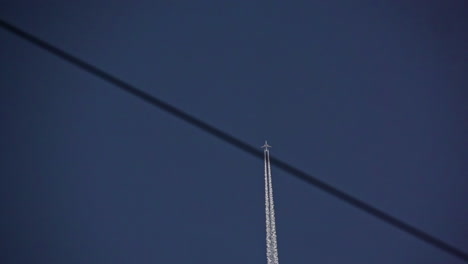 Plane-advancing-in-the-sky-leaving-a-white-trail
