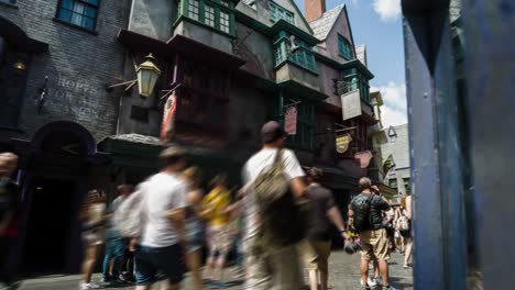 Timelapse-De-Una-De-Las-Calles-Del-Parque-Temático-De-Harry-Potter-En-Universal-Studios,-Orlando,-Florida,-Estados-Unidos,-Movimiento-Panorámico-De-La-Cámara-Mientras-Los-Turistas-Caminan-Por-La-Calle