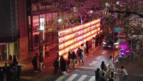 Japaner-Fotografieren-Auf-Der-Sakura-Road-Mit-Laternen-Auf-Der-Straße