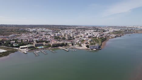 Annäherung-An-Die-Luftaufnahme-Von-Estombar,-Portugal,-Am-Fluss-Arade