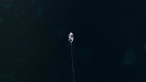 Die-Segelyacht-Verschwindet-Im-Meer,-Während-Die-Drohne-Mit-Dunklem-Wasser-Hoch-In-Den-Himmel-Steigt