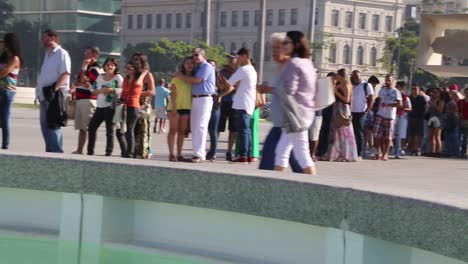 Gente-Haciendo-Fila-Frente-Al-Museo-Do-Amanha,-El-Museo-De-Mañana,-En-Praca-Maua,-En-El-Centro-De-Río-De-Janeiro,-Brasil,-Un-Domingo-Por-La-Tarde