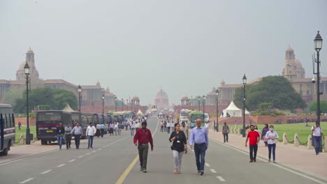 Gente,-Empleados-Del-Gobierno-Caminando-Por-Las-Calles-De-Rajpath-Central-Vista-Céspedes-Renombrados-Como-Camino-Kartavya-En-Mala-Calidad-Del-Aire,-Baja-Visibilidad,-Smog-Gris,-Cielo-Nublado