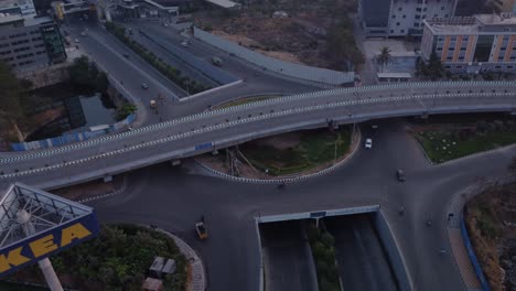 Temprano-En-La-Mañana,-Un-Dron-Al-Amanecer-Orbita-En-El-Cruce-Giratorio-De-Mindspace,-Revelando-El-Paso-Elevado-De-Mindspace-Y-El-Letrero-De-La-Tienda-Ikea,-Hyderabad.