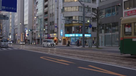 Tranvía-De-Hiroshima-Pasando-Por-La-Carretera