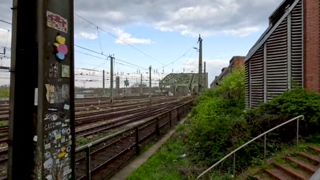 Eisenbahnlinien,-Die-Zur-Hohenzollernbrücke-Führen,-Vom-Heinrich-Boll-Platz-Aus-Gesehen